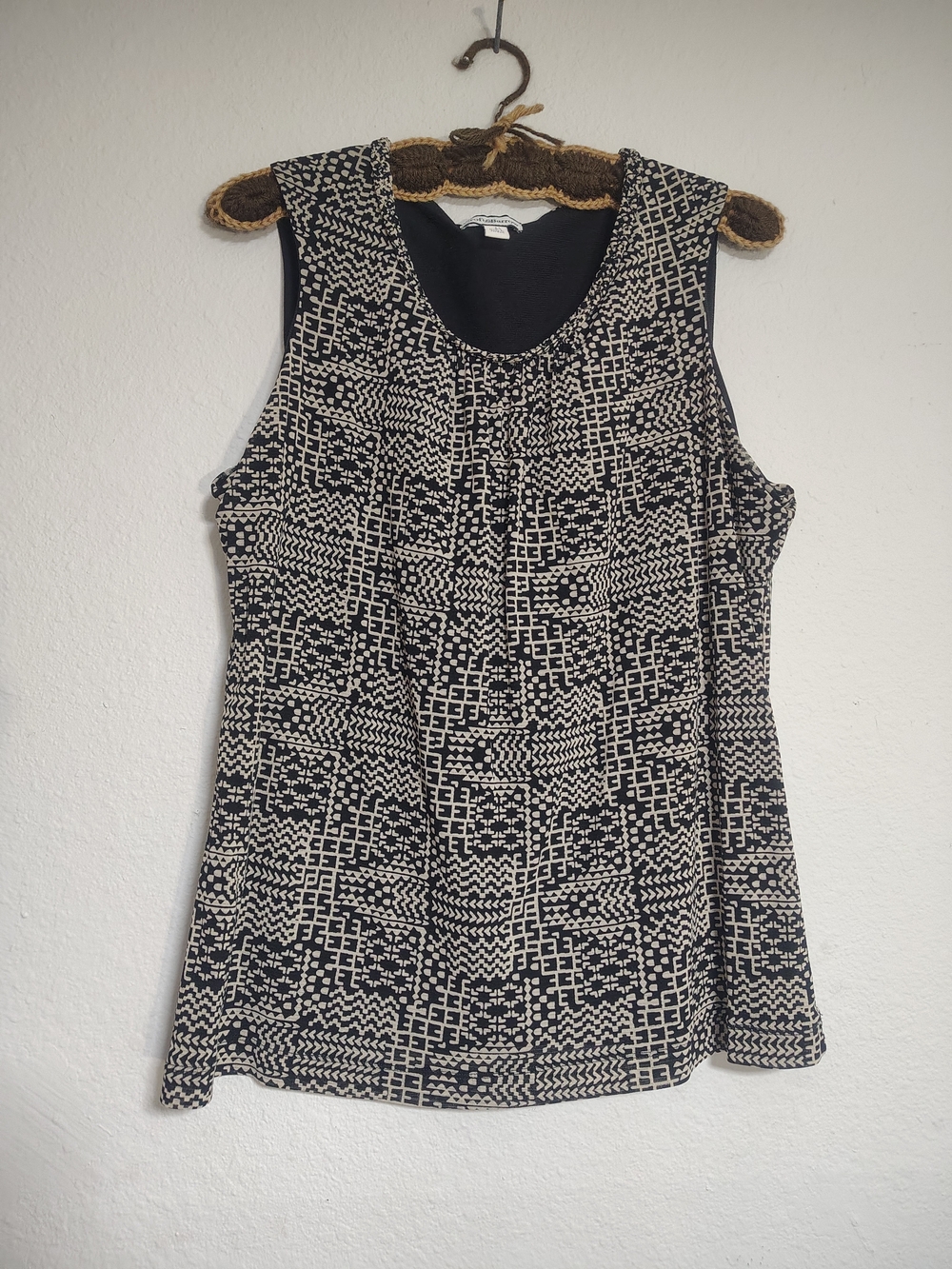 croft & barrow Black and Cream Geometric Sleeveless Tank Top